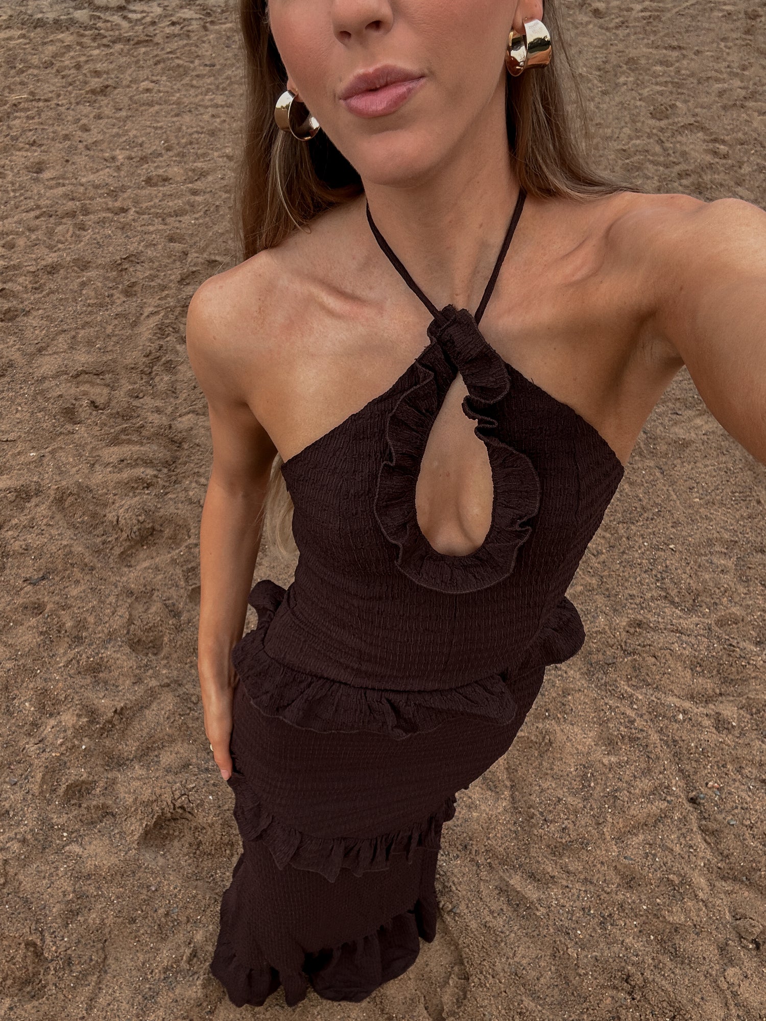 women's brown maxi dress with ruffle and keyhole detailing summer date night outfit